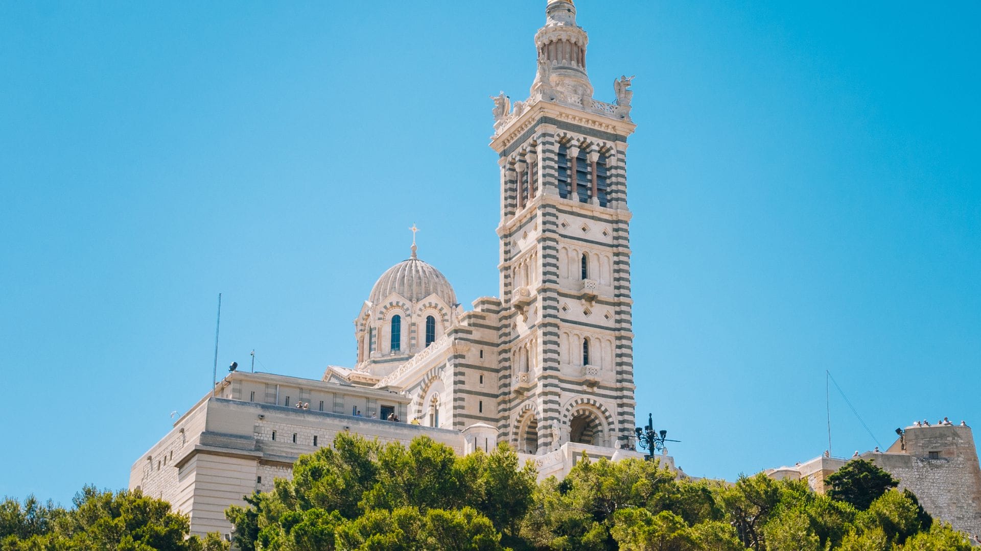 Photo du carnaval de Nice avec un dragon volant